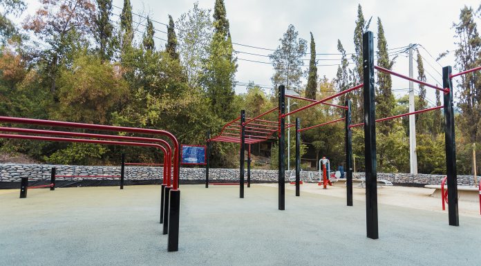 Reebok inauguró el primer gimnasio al aire libre del Parque Metropolitano de Santiago