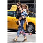 Jessica-Parker y una de sus hijas scooter