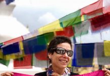 La bandera del cáncer de mama clavada en el Techo del Mundo